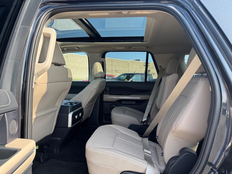 Ford Expedition Vehicle Full-screen Gallery Image 12