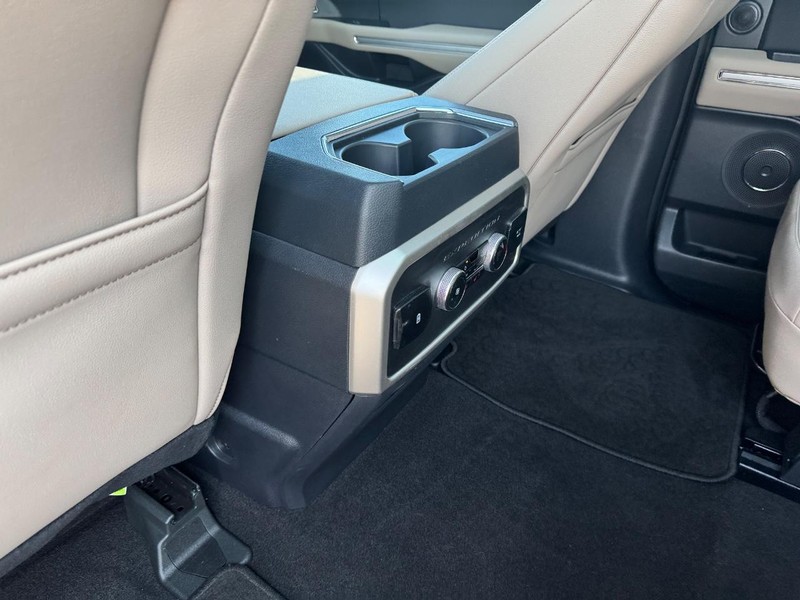 Ford Expedition Vehicle Full-screen Gallery Image 14