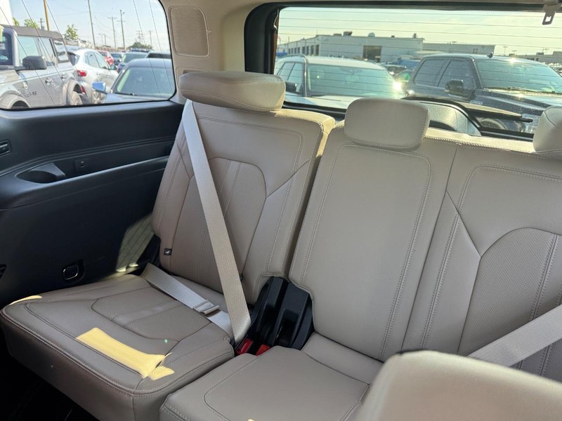 Ford Expedition Vehicle Full-screen Gallery Image 15