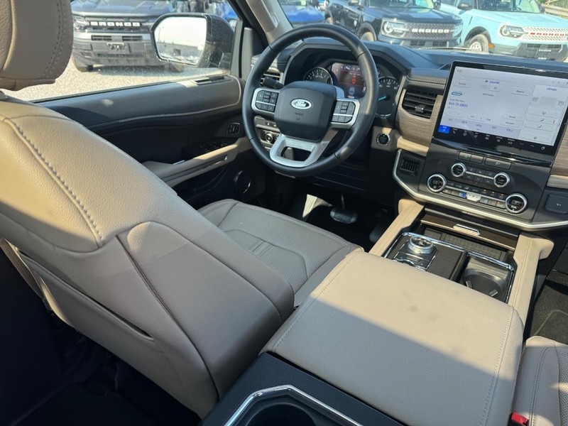 Ford Expedition Vehicle Full-screen Gallery Image 17