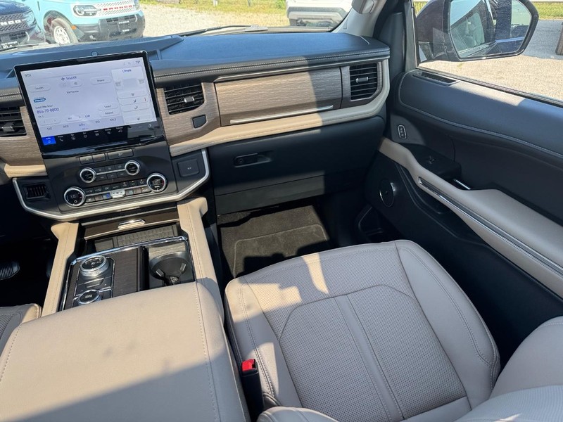 Ford Expedition Vehicle Full-screen Gallery Image 19