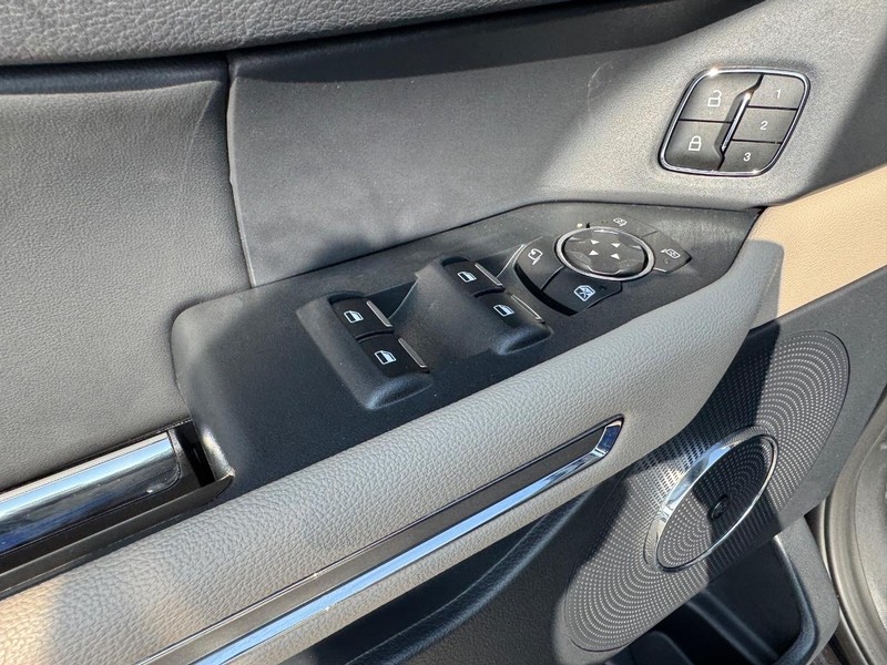 Ford Expedition Vehicle Full-screen Gallery Image 21