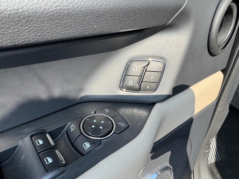 Ford Expedition Vehicle Full-screen Gallery Image 22