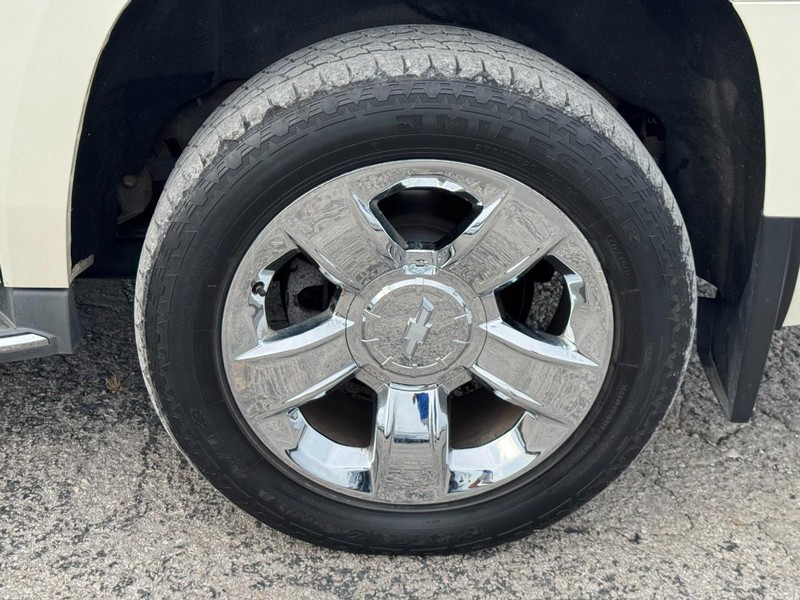 Chevrolet Suburban Vehicle Full-screen Gallery Image 11
