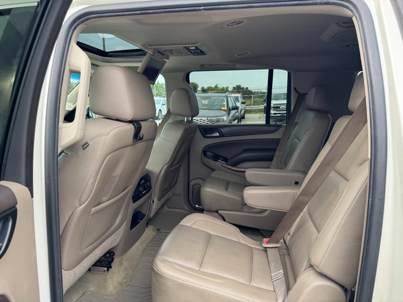 Chevrolet Suburban Vehicle Full-screen Gallery Image 12