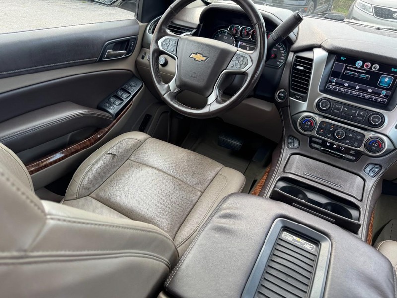 Chevrolet Suburban Vehicle Full-screen Gallery Image 14