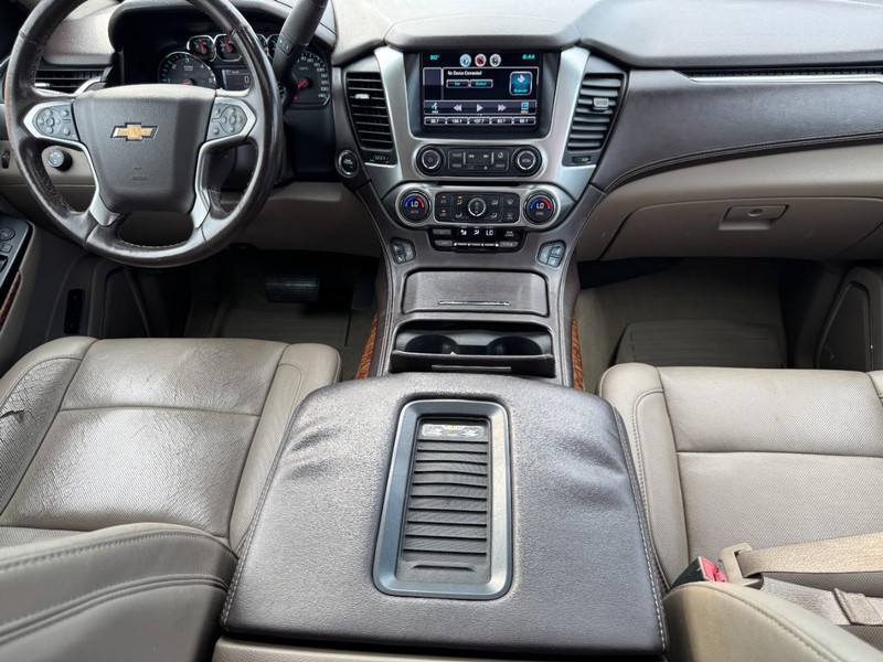 Chevrolet Suburban Vehicle Full-screen Gallery Image 15