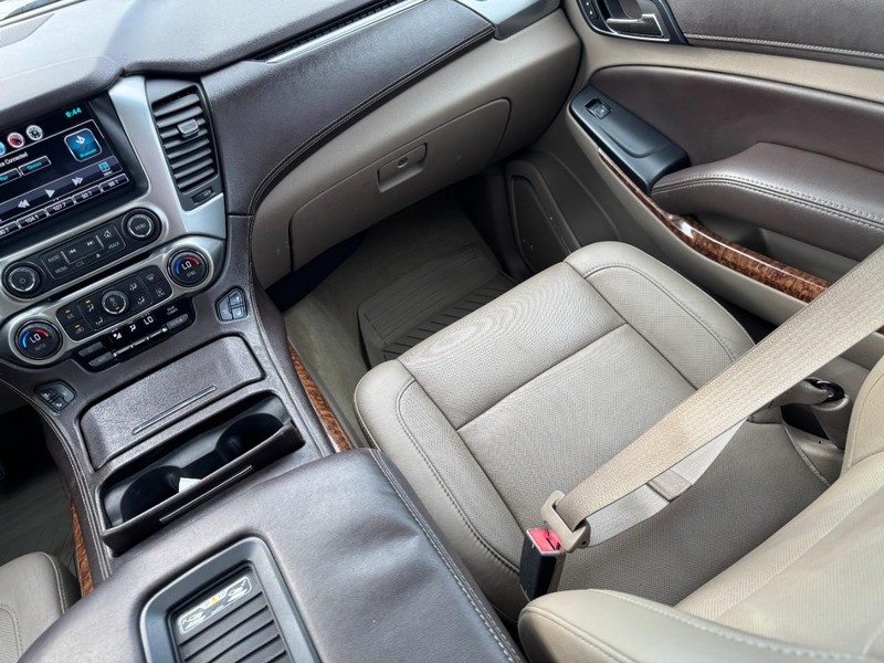 Chevrolet Suburban Vehicle Full-screen Gallery Image 16