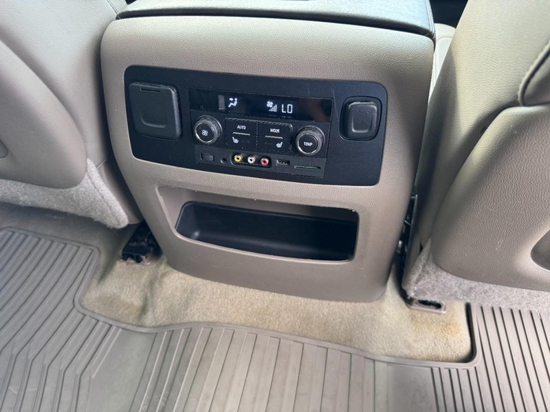 Chevrolet Suburban Vehicle Full-screen Gallery Image 17