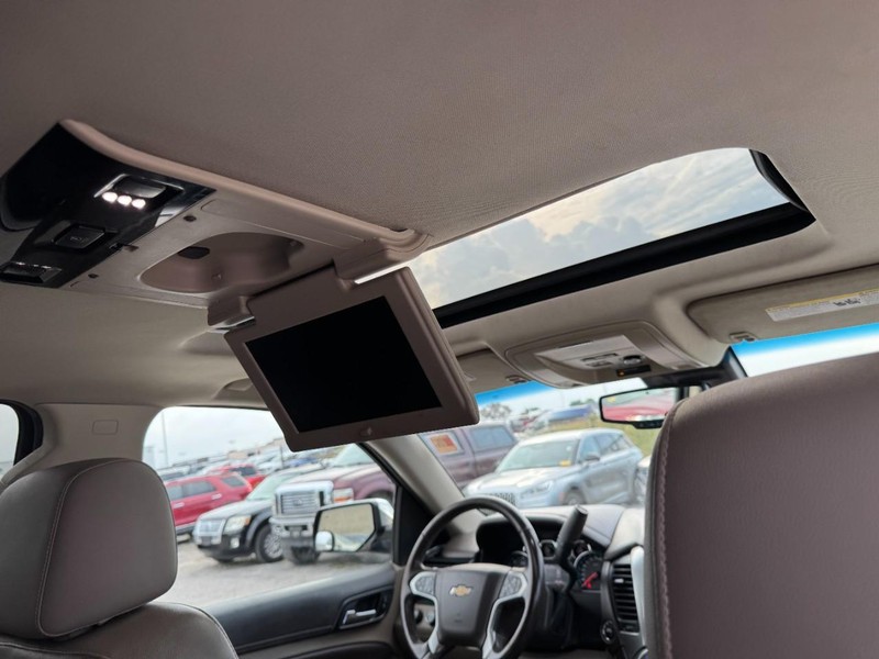 Chevrolet Suburban Vehicle Full-screen Gallery Image 18