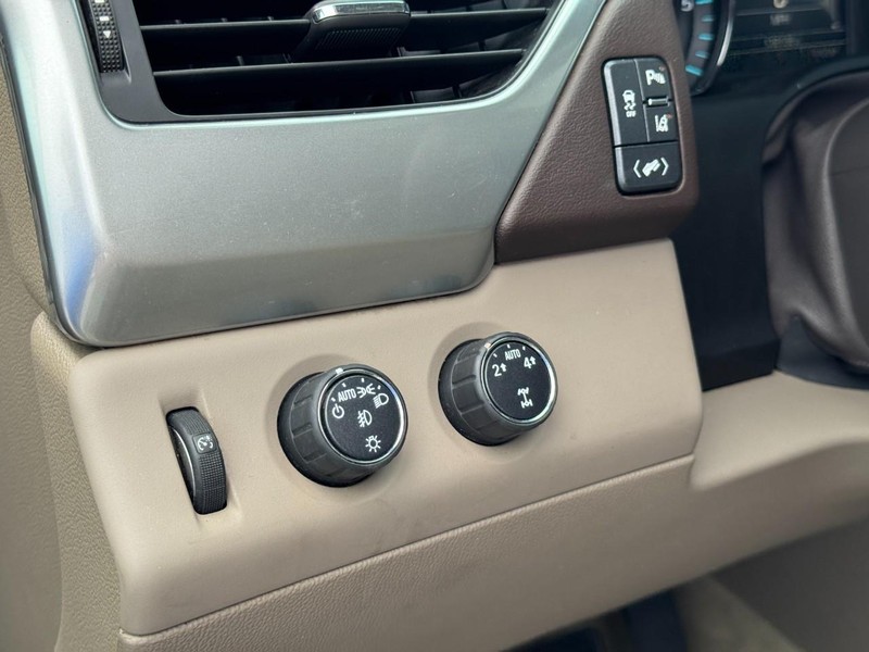 Chevrolet Suburban Vehicle Full-screen Gallery Image 19