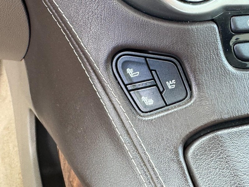 Chevrolet Suburban Vehicle Full-screen Gallery Image 23