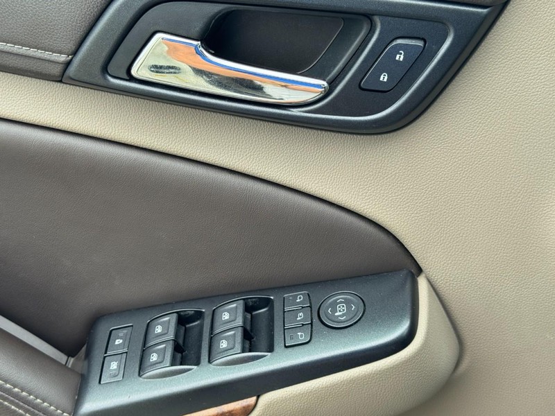 Chevrolet Suburban Vehicle Full-screen Gallery Image 25