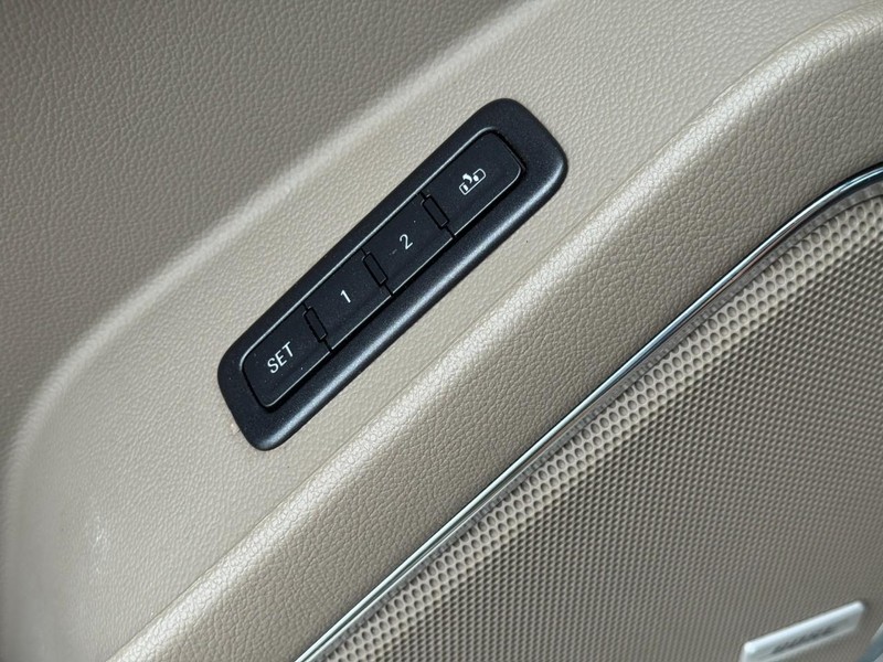 Chevrolet Suburban Vehicle Full-screen Gallery Image 26
