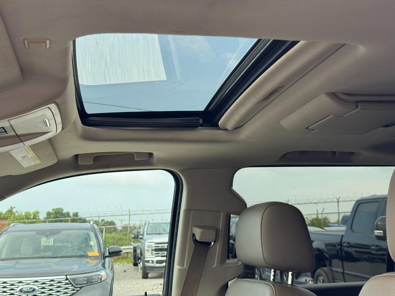 Chevrolet Suburban Vehicle Full-screen Gallery Image 27
