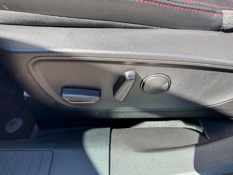 Ford Escape Vehicle Full-screen Gallery Image 17