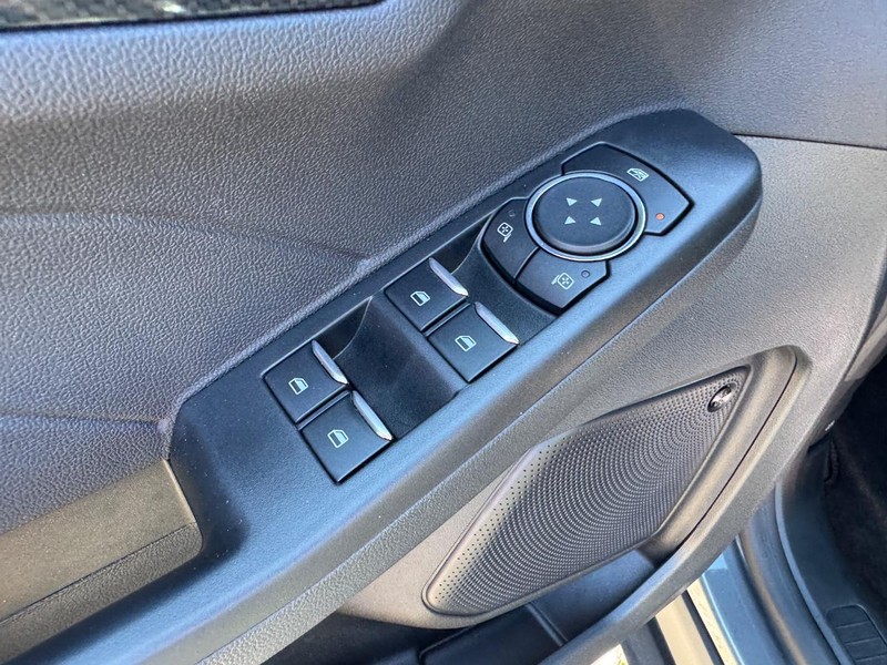 Ford Escape Vehicle Full-screen Gallery Image 18