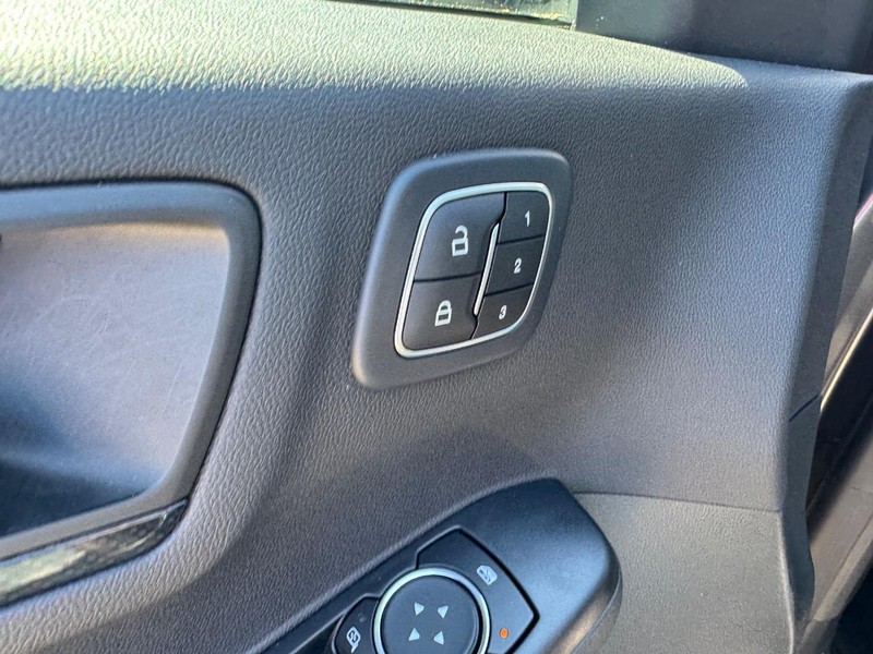 Ford Escape Vehicle Full-screen Gallery Image 19