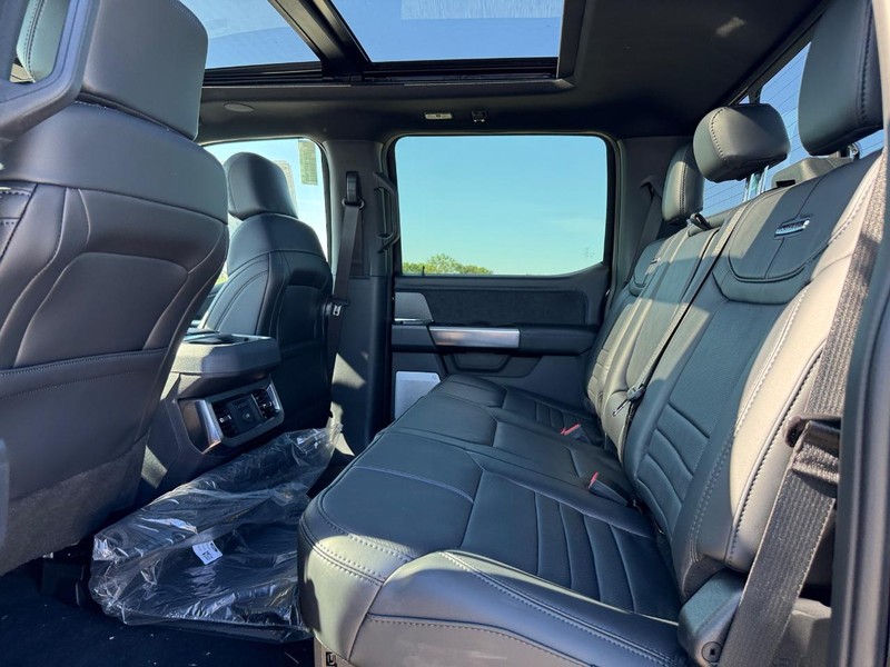 Ford Super Duty F-250 SRW Vehicle Full-screen Gallery Image 12