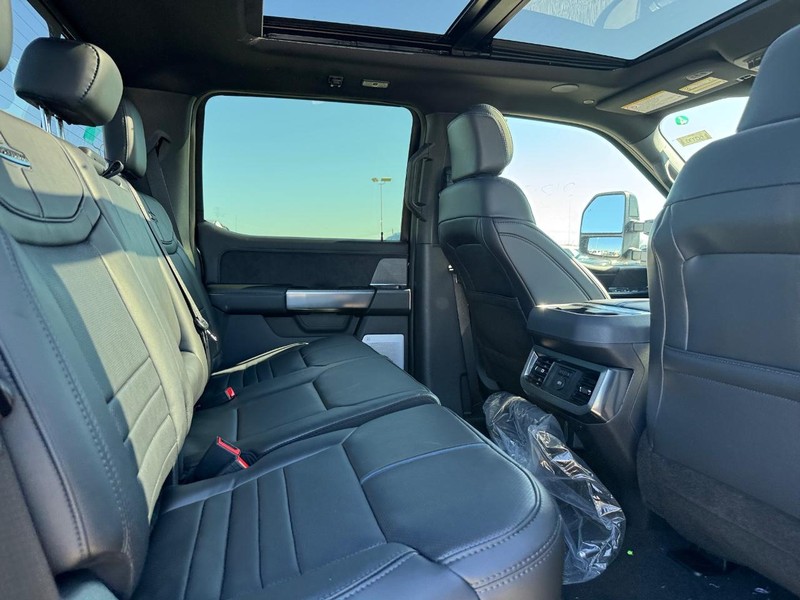 Ford Super Duty F-250 SRW Vehicle Full-screen Gallery Image 14