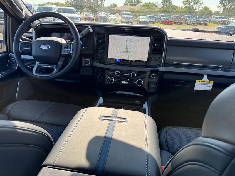 Ford Super Duty F-250 SRW Vehicle Full-screen Gallery Image 15