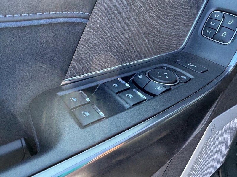 Ford Super Duty F-250 SRW Vehicle Full-screen Gallery Image 19