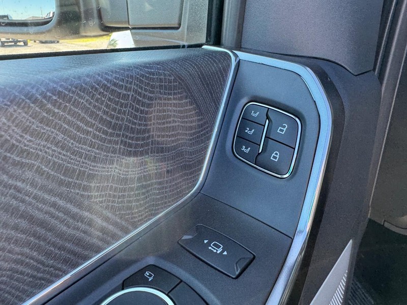 Ford Super Duty F-250 SRW Vehicle Full-screen Gallery Image 20