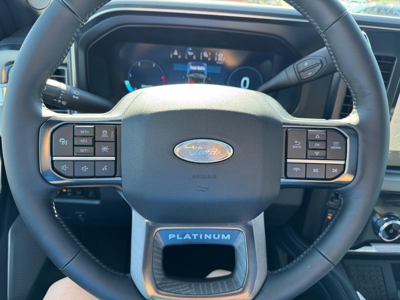 Ford Super Duty F-250 SRW Vehicle Full-screen Gallery Image 21