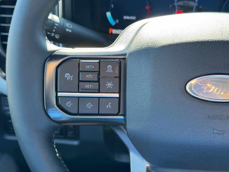 Ford Super Duty F-250 SRW Vehicle Full-screen Gallery Image 22