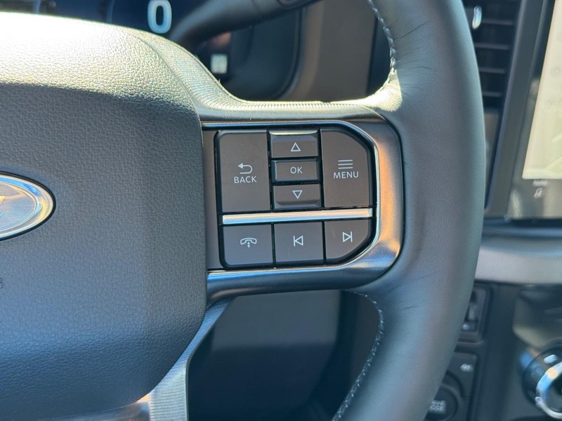 Ford Super Duty F-250 SRW Vehicle Full-screen Gallery Image 23