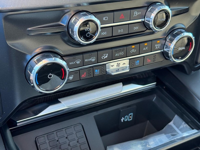 Ford Super Duty F-250 SRW Vehicle Full-screen Gallery Image 25