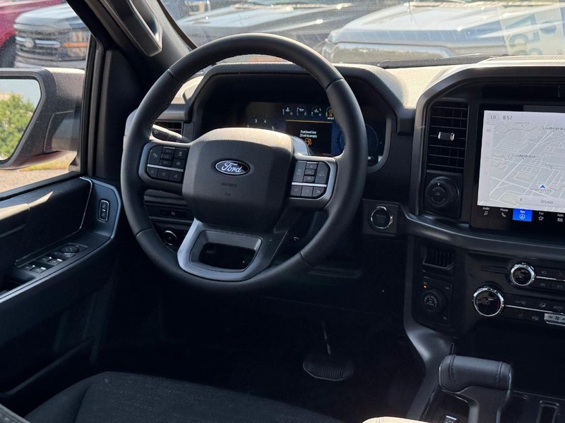Ford F-150 Vehicle Full-screen Gallery Image 15