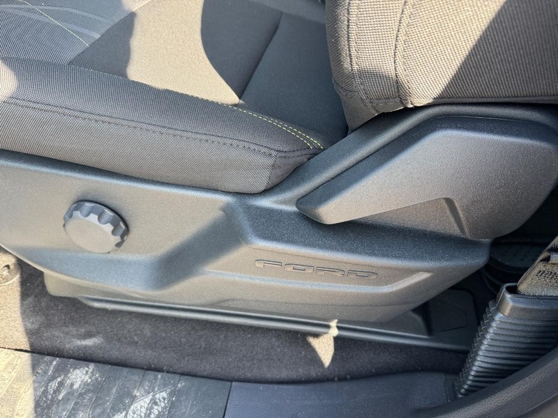Ford F-150 Vehicle Full-screen Gallery Image 18