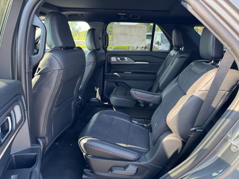 Ford Explorer Vehicle Full-screen Gallery Image 12