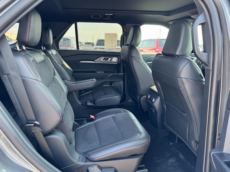 Ford Explorer Vehicle Full-screen Gallery Image 13