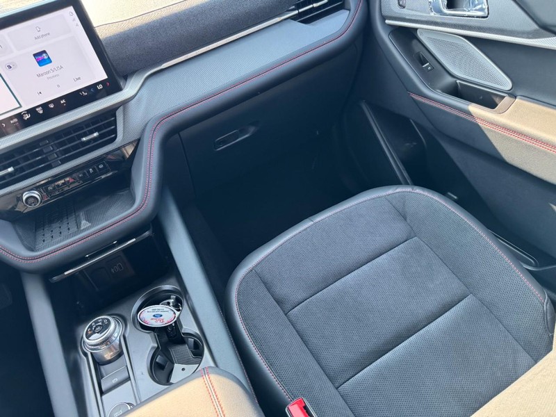 Ford Explorer Vehicle Full-screen Gallery Image 16