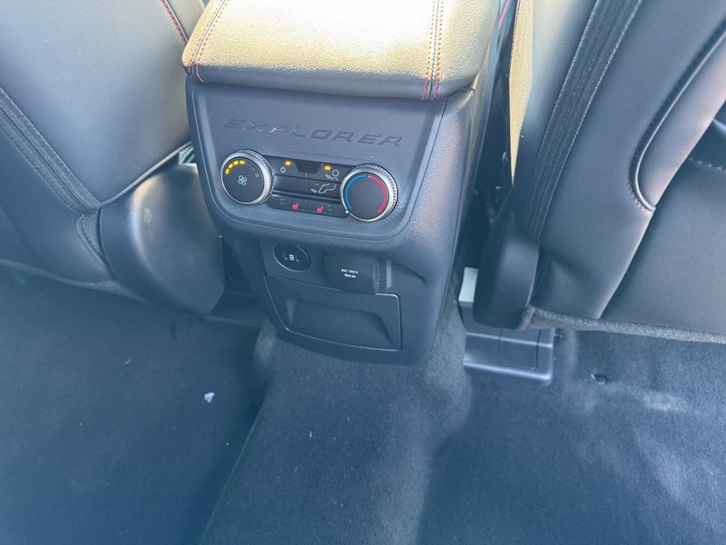 Ford Explorer Vehicle Full-screen Gallery Image 17