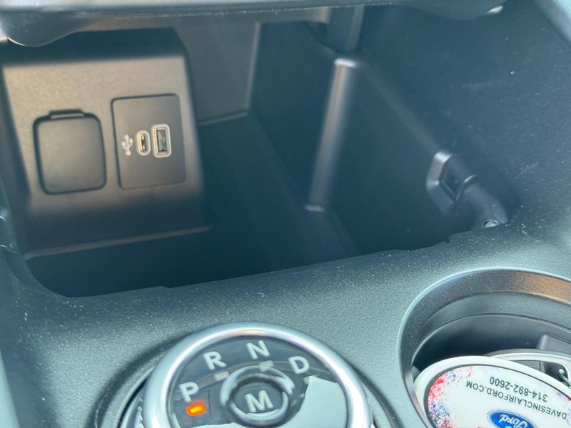 Ford Explorer Vehicle Full-screen Gallery Image 21