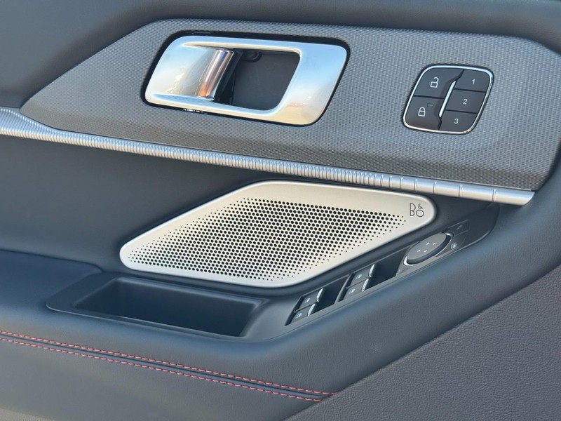 Ford Explorer Vehicle Full-screen Gallery Image 23