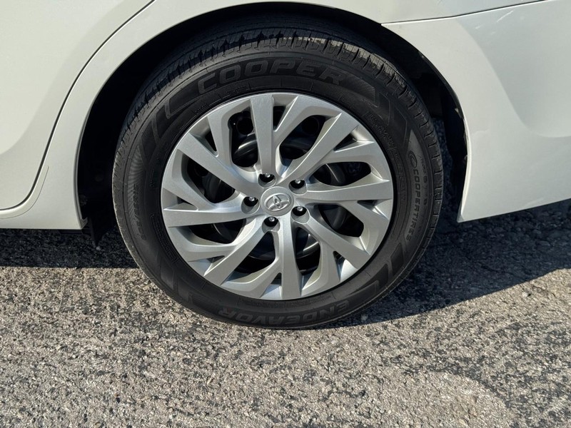 Toyota Corolla Vehicle Full-screen Gallery Image 11
