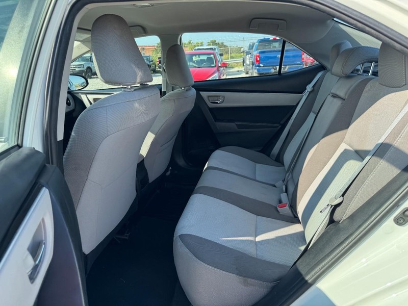 Toyota Corolla Vehicle Full-screen Gallery Image 12
