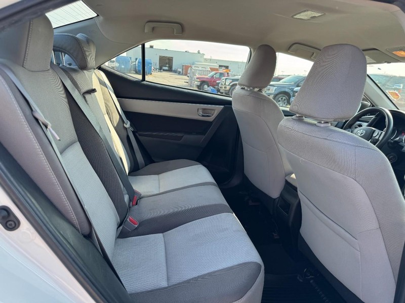 Toyota Corolla Vehicle Full-screen Gallery Image 13
