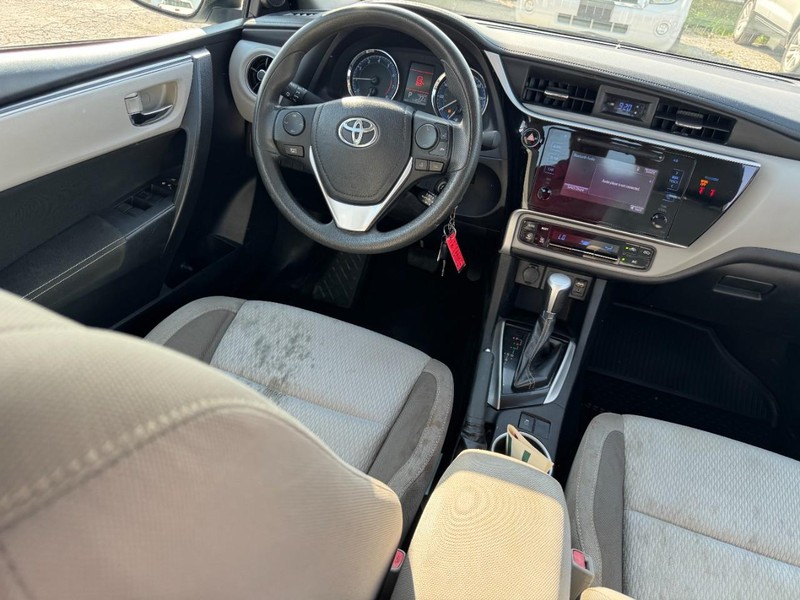 Toyota Corolla Vehicle Full-screen Gallery Image 14