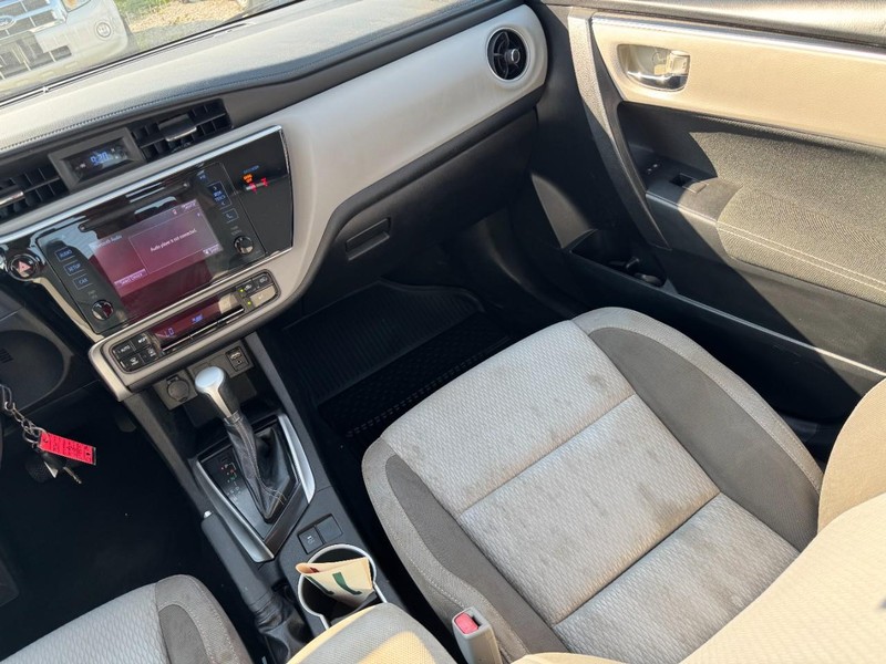 Toyota Corolla Vehicle Full-screen Gallery Image 16