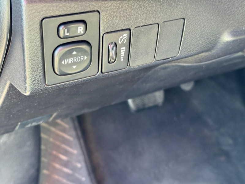 Toyota Corolla Vehicle Full-screen Gallery Image 17