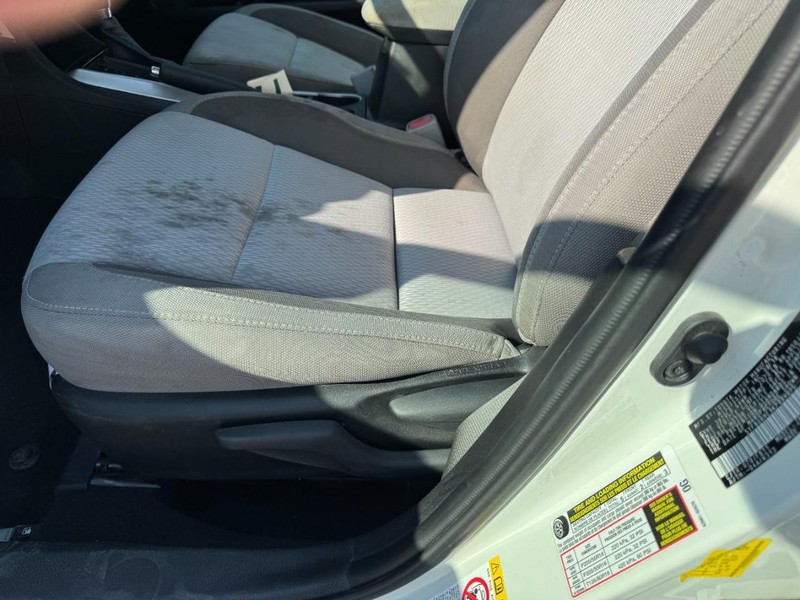 Toyota Corolla Vehicle Full-screen Gallery Image 24