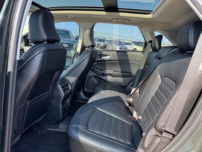 Ford Edge Vehicle Full-screen Gallery Image 12