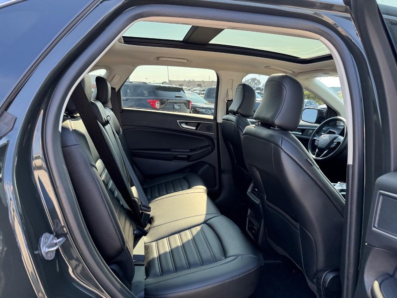 Ford Edge Vehicle Full-screen Gallery Image 14