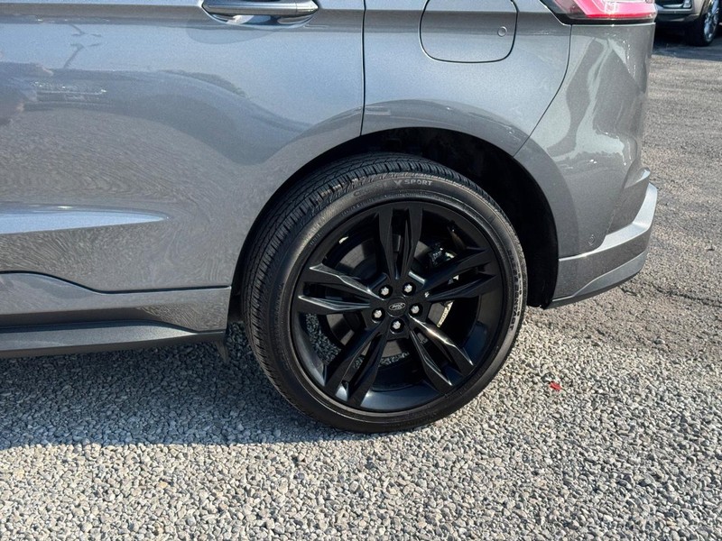 Ford Edge Vehicle Full-screen Gallery Image 11