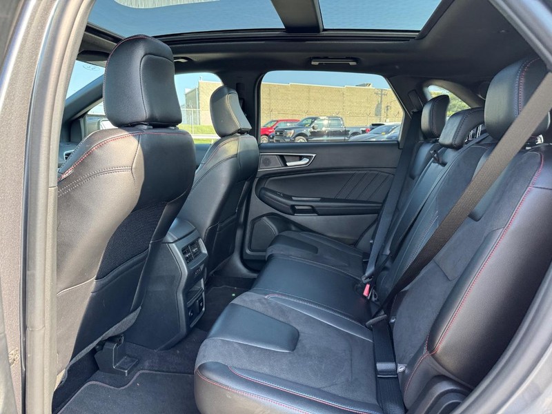 Ford Edge Vehicle Full-screen Gallery Image 12
